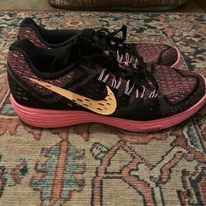 ❄️ Nike Women's Lunar Tempo Black and Pink Athletic Shoes